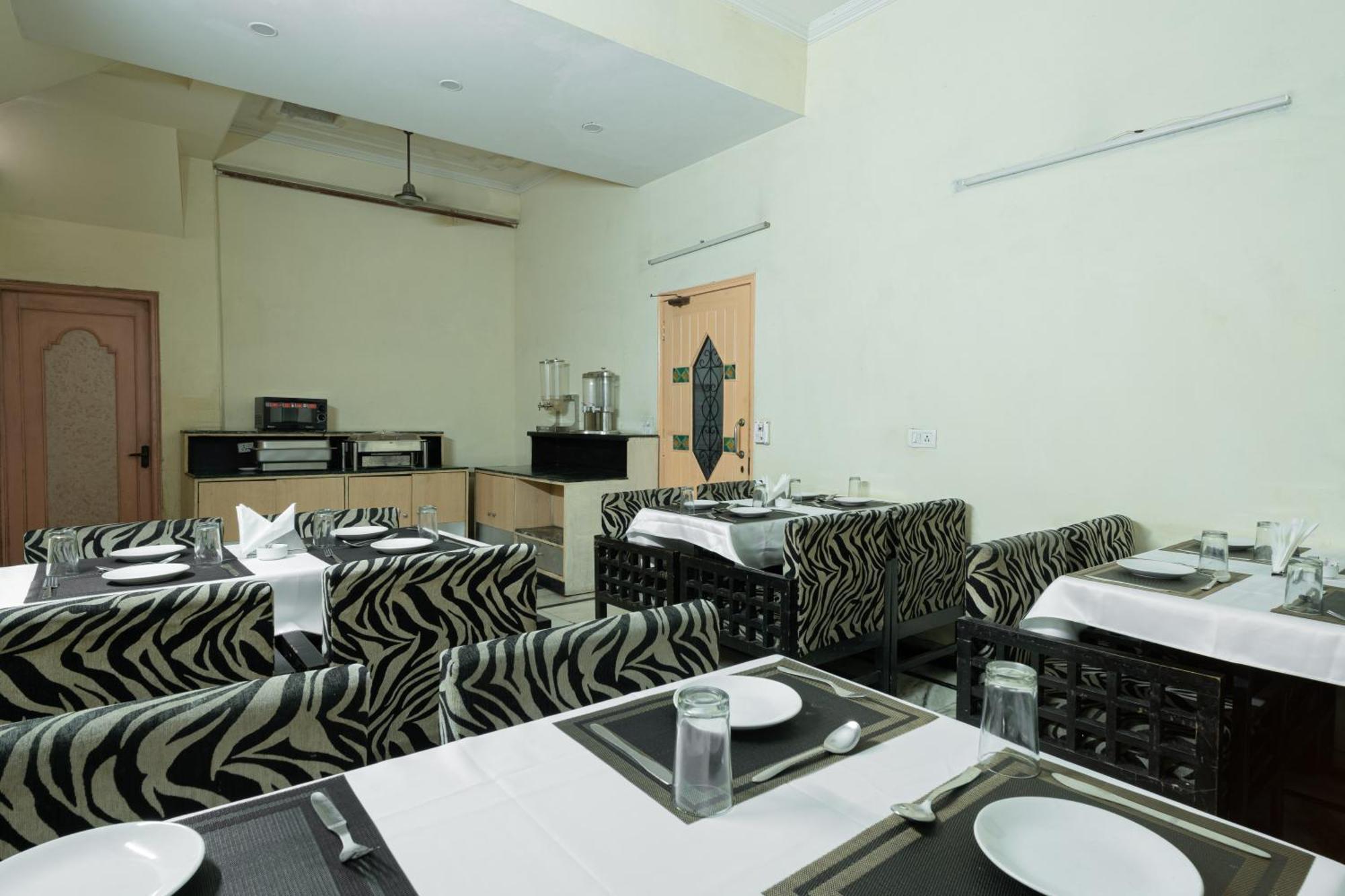 Hotel Sunstar Residency Delhi  Exteriör bild