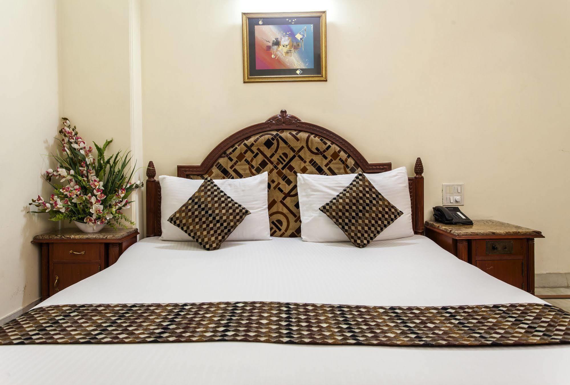 Hotel Sunstar Residency Delhi  Exteriör bild