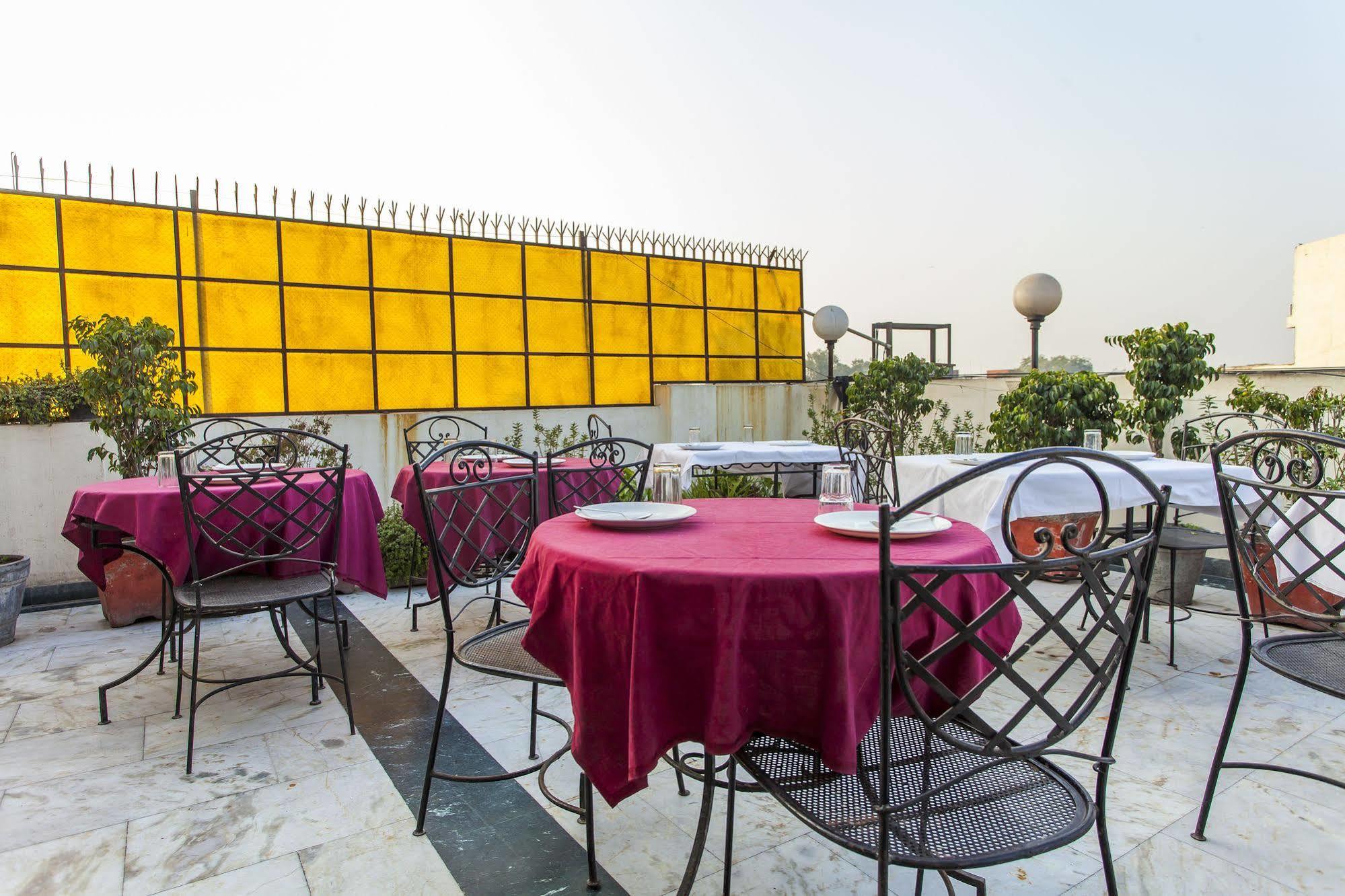 Hotel Sunstar Residency Delhi  Exteriör bild